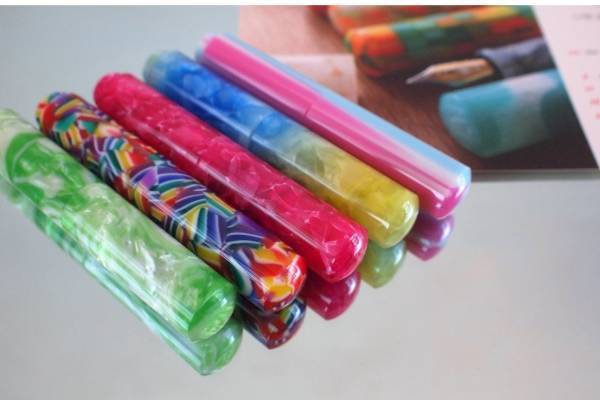 「煌めきのペンフェア」銀座 蔦屋書店で、ガラス素材やパステルカラーの“春色ペン”が集結