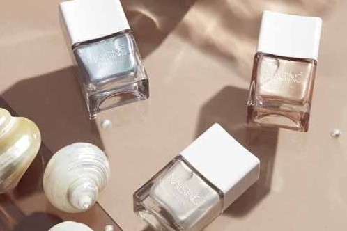 ネイルズ インク“貝殻”イメージのパール入りネイルカラー、ブルーグリッターやパールホワイト