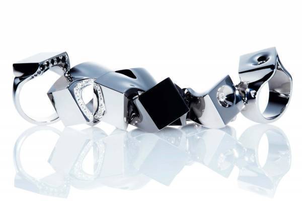 コアジュエルスの新作リング、シルバーやゴールドの“歪んだ”形＆クレーターに埋め込むダイヤモンド