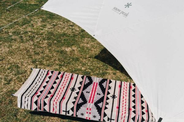 スノーピーク / ペンドルトンのタオルブランケット、焚火台やハンマーなど“キャンプギア”柄