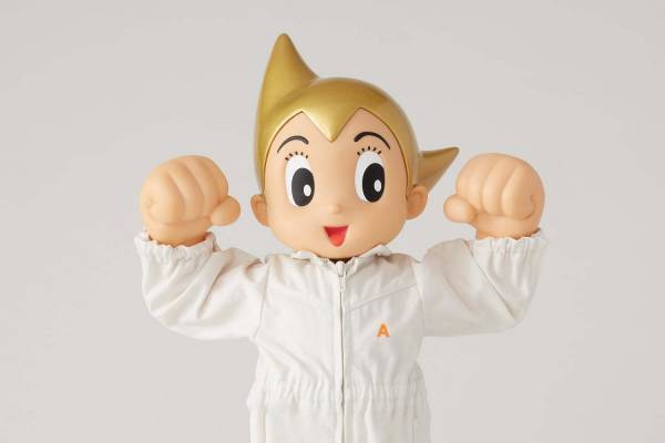 アンブッシュ「鉄腕アトム」コラボフィギュア、近未来のヒーローをイメージしたジャンプスーツ