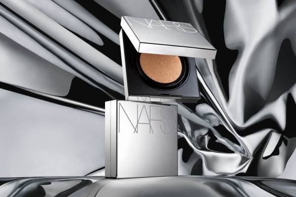 NARS人気クッションファンデーションに“涼しげシルバー”の限定コンパクト