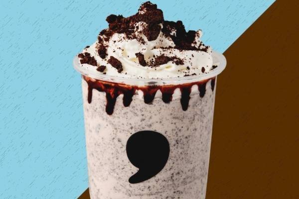 コンマティー新作「コンマ クッキーフラッペ」“シャリシャリ氷”のちょっぴりビタードリンク