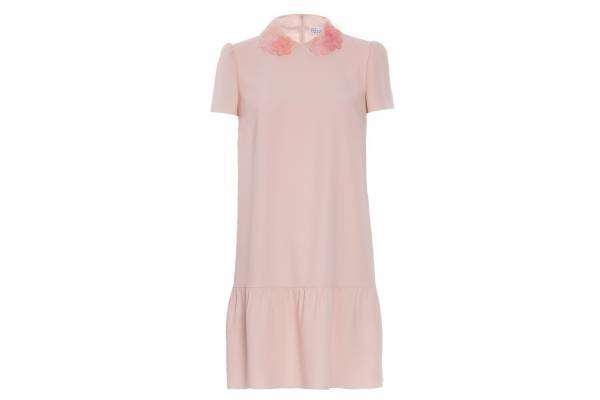 レッド ヴァレンティノから“桜色”限定ドレス、襟元にオーガンザの花を咲かせて