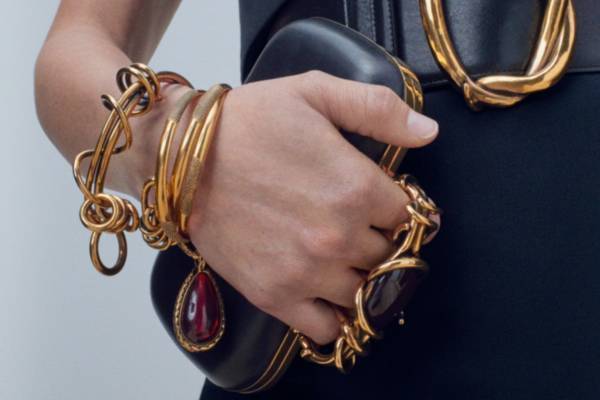 アレキサンダー・マックイーンの新作ジュエリー、アンティークゴールドのネックレスやリング