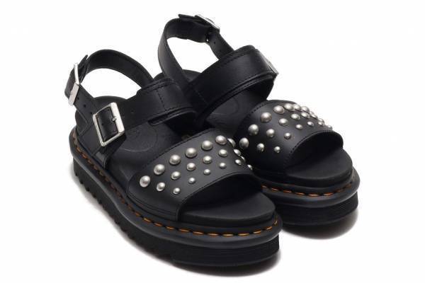 ドクターマーチンの厚底スタッズサンダル、シックなブラックカラーがアトモス ピンク限定で