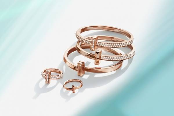 ティファニーの新作ジュエリー「ティファニー T ワン」誕生、輝く“T”モチーフのバングルやリング