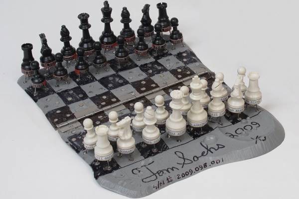 トム・サックスの展覧会が伊勢丹新宿店で、“月面”テーマのアート作品や新作の家具など展示販売