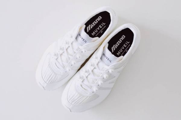 ミュベール×ミズノの”スズラン”着想コラボスニーカー、サテン×パールで上品な1足に
