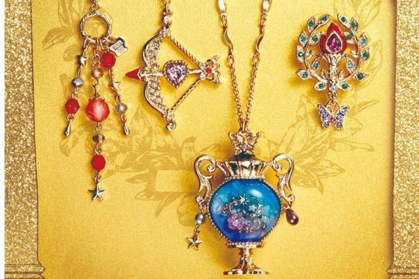 アナ スイ“世界の神話”着想の20年夏ジュエリー、キューピッドの弓矢ピアス&神聖な炎ブローチ