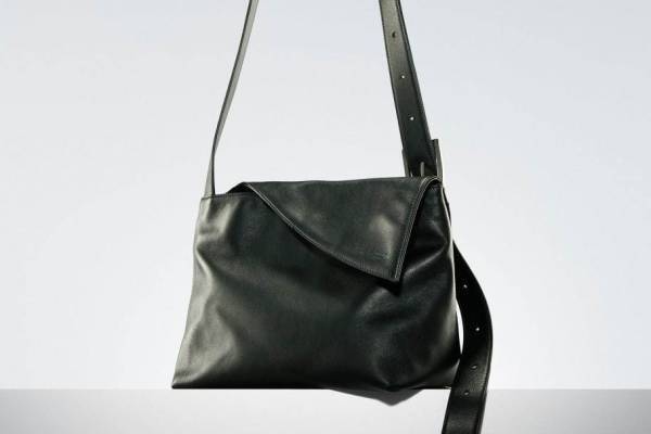 ディスコード ヨウジヤマモト“ハンドメイド”の「ドレープ」バッグなど、阪急うめだ本店限定ストアで