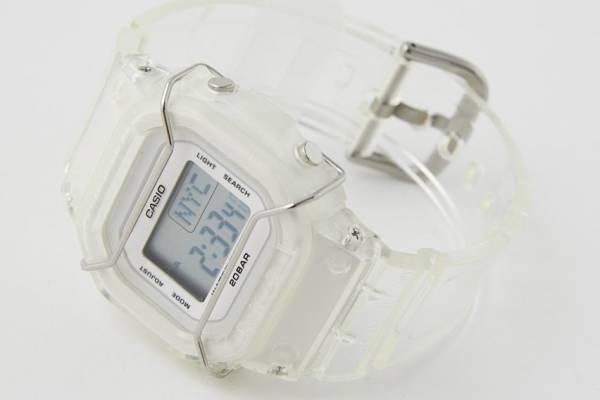 マウジー×BABY-Gのスケルトンウォッチ、ホワイト文字盤のクリーンな1本