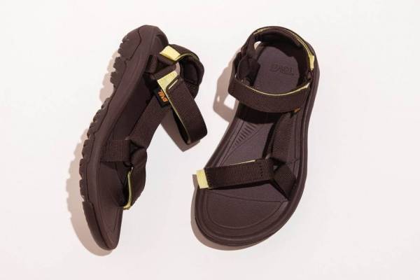 エミのTeva別注サンダル「ハリケーン XLT 2」上品ブラウンにライムカラーを効かせて