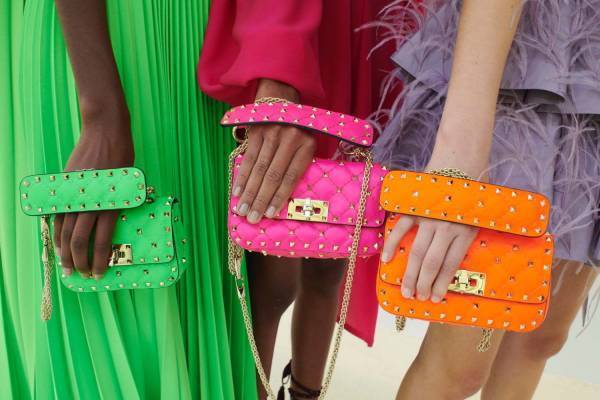 ヴァレンティノのスタッズバッグ「ロックスタッズ スパイク」“ネオンカラー”の新作