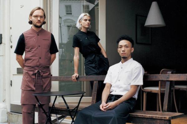 「ハクイ」“都市型映画”をイメージしたワークウエア、セピアカラーのブルゾンやエプロン