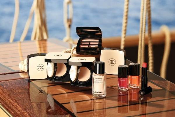 シャネル20年夏コスメ、“地中海”着想のアイカラーや“砂糖漬けしたラズベリー”風ネイルカラー