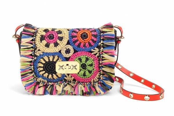 レッド ヴァレンティノの新作バッグ、カラフル手編みラフィアのクロスボディ＆トート