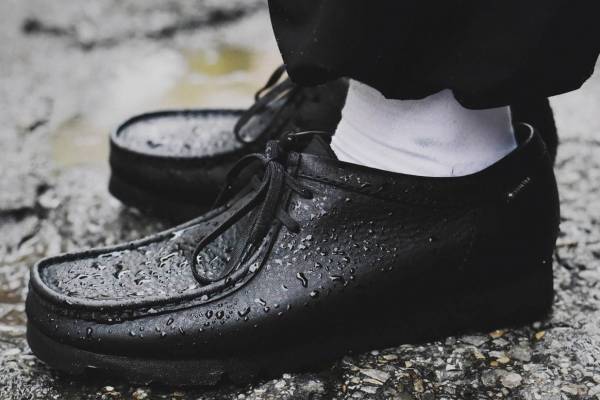 クラークス オリジナルズ×ビームス、ゴアテックス搭載のシューズ「ワラビー」悪天候でも履ける革靴