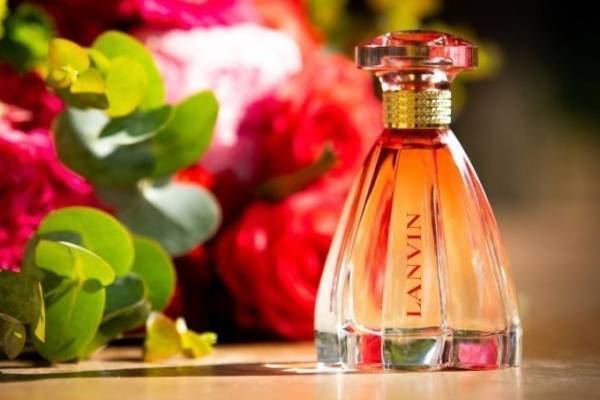 ランバン“プリンセス”着想の新作フレグランス、赤いドレスを模った透明ボトルに詰めて