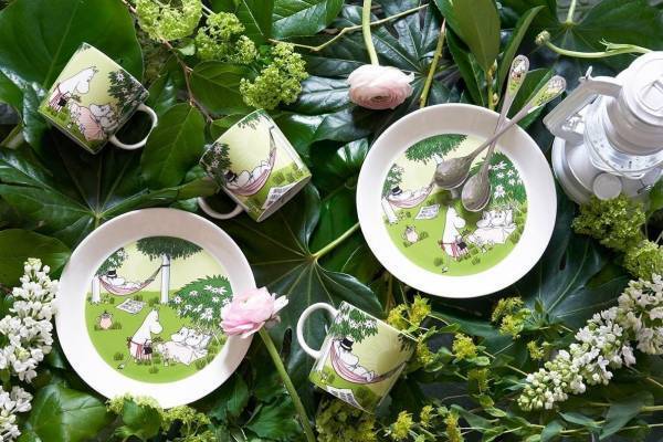 “ムーミン一家のキャンプ”を描いた2020年夏限定マグカップやプレート、アラビアから