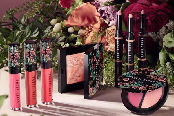 ボビイ ブラウン“フラワーアレンジ”から着想した花々のコスメ、ナデシコモチーフのリップグロスなど