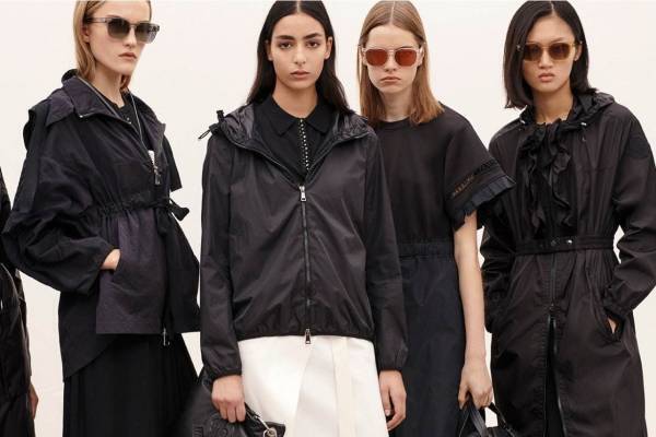 モンクレール“ミニマルシック”な新作レディースウェア、フリル付きジャケット＆異素材ミックスワンピ