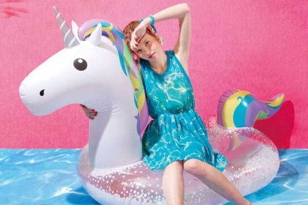 ミルク新作「プールサイド」ワンピース“ハート＆MILKロゴ”が浮かぶ水面柄、オーロラバッグも