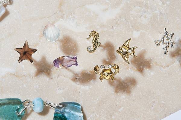 ノジェスの新作アクセサリー、“海の生き物”ピアス＆“海のブルー”をのせたガラスネックレス