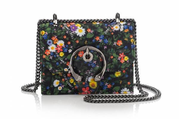ジミー チュウ新作ウィメンズバッグ、“ボヘミアン”ドローストリングや花柄ミニチェーン