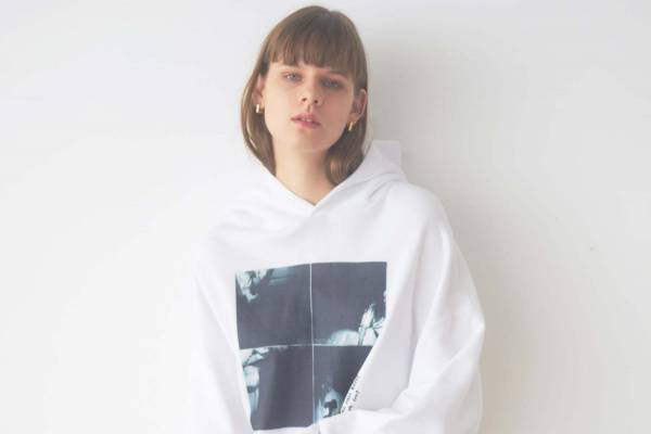 スナイデルから、ビリー・アイリッシュをフィーチャーしたTシャツ＆フーディー発売