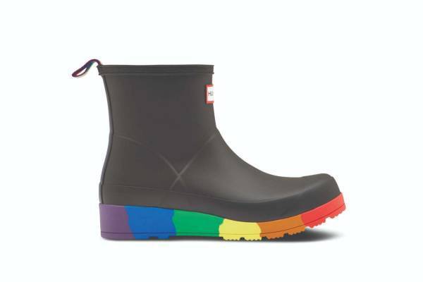 ハンター“レインボー”ソールの防水レインブーツ「プレイブーツ」ロゴTシャツやバックパックも