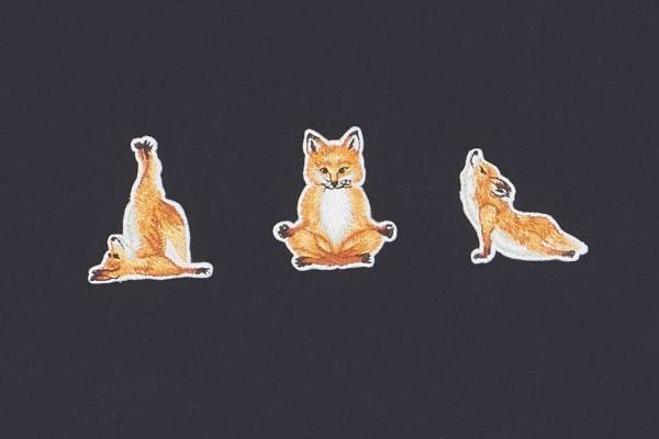 メゾン キツネ「ヨガフォックス」シリーズ、“ヨガ中のキツネ”を描いたTシャツやスウェット