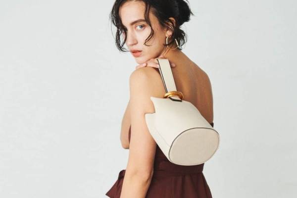 ミラ オーウェン20年春夏新作、フェミニンなエプロンワンピやコロンと丸いミニバッグ