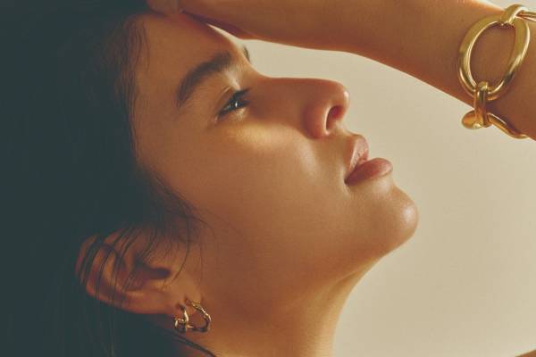 ジュエッテの新作アクセサリー、“大地”や“水”を感じる大理石調リングや肌になじむゴールドブレスレット