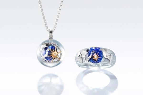 スタージュエリー“地球”モチーフのジュエリー、ラピスラズリをとじ込めたリングや天然石ピアス