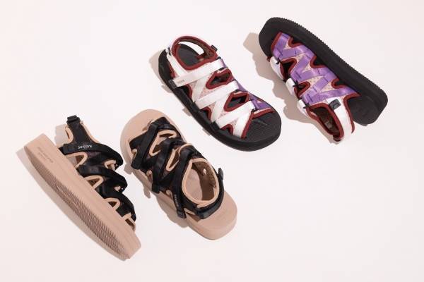 スイコック × エミの厚底サンダル「ZIP-PO」ホワイト×パープルのベルトを配して