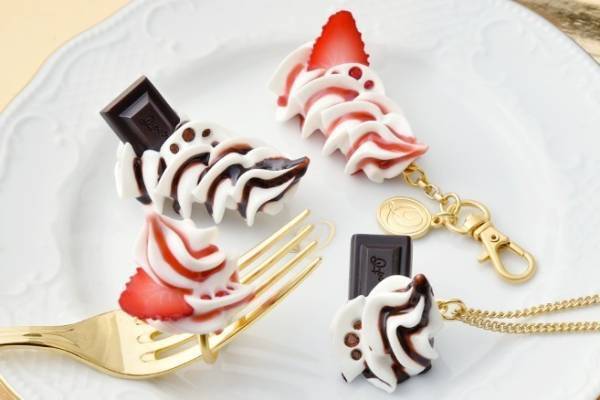 Q-pot.“ホイップクリーム”新作アクセサリー、生クリーム＋苺ソースのネックレスやチョコがけリング