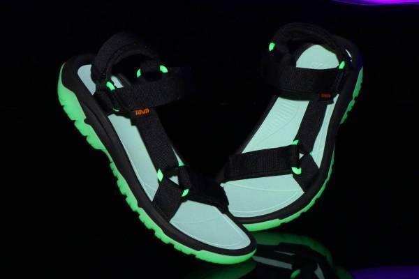 Teva×アトモス、蓄光仕様のサンダル「ハリケーン」