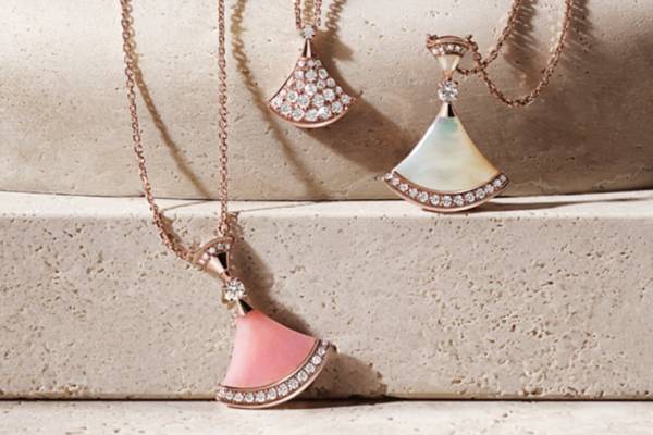 ブルガリ「ディーヴァ ドリーム」新作“幸運を呼ぶ”ピンクオパールのネックレス＆イヤリング