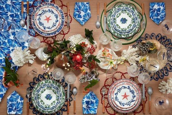 ディオール メゾンの新作「コパカバーナ」魚が泳ぐガラス製品やサンゴを描いたカラフルプレート