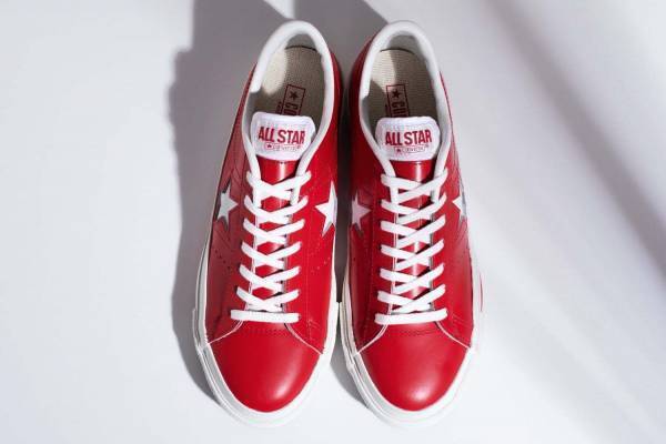 コンバースのレザースニーカー「ワンスター J」レッドカラーの限定モデル