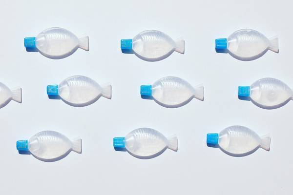 魚の醤油さしが“ケータイする除菌アイテム”に、1匹で1回分の除菌 - 飲食サービス店で展開