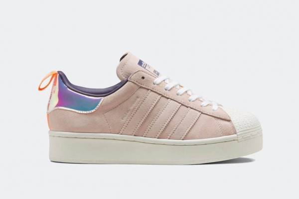 アディダス オリジナルス「スーパースター」が厚底ソールの“7色に光る”ヒールパッチ付きスニーカーに