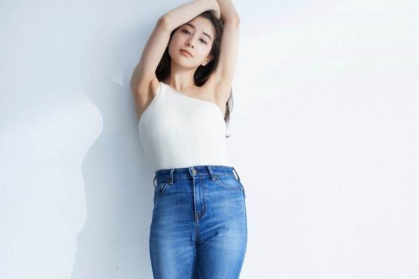 アングリッドの名作デニムが“美脚シルエット”に進化！ハイウエストに、田中みな実が着用