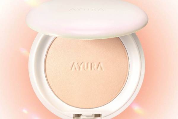 アユーラ“スキンケア発想”の新プレストパウダー、美容オイルが溶け込んだパウダーで透明つや肌に