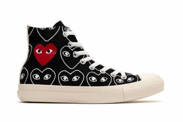 プレイ・コム デ ギャルソン×コンバースのスニーカー、白黒総柄プリントのローカット＆ハイカット