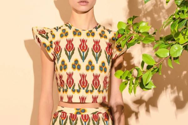 レッド ヴァレンティノの新作ウェア＆シューズ、チューリップ柄トップスやカラフル刺繍のサンダル