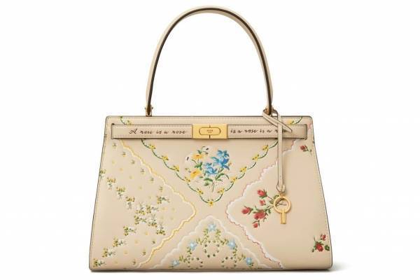 トリー バーチ新作“フラワー刺繍ハンカチ”ハンドバッグ、鮮やか“クリスタル”付きサンダルも