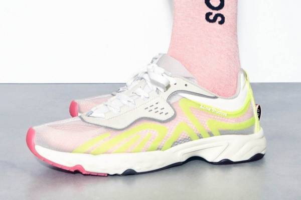 アクネ ストゥディオズ “ランニングシューズ”着想の新スニーカー、透け感シースルーアッパー