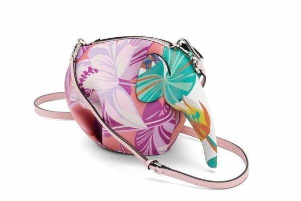 ロエベと「パウラズ イビザ」コラボ、睡蓮柄エレファントバッグやマーメイド柄“シャークバッグ”